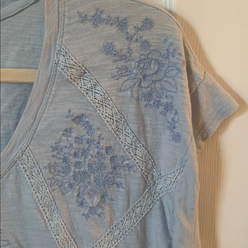 By Anthropologie Light Blue Cotton Blend Women’s V-Neck Shirt Blouse w/Flowers - Picture 4 of 8